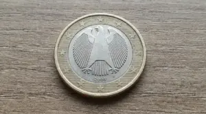 Moneta da 1 euro Germania 2008 con aquila federale, fotografata in primo piano su superficie in legno