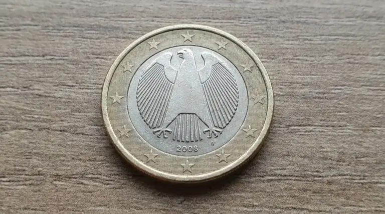 Moneta da 1 euro Germania 2008 con aquila federale, fotografata in primo piano su superficie in legno
