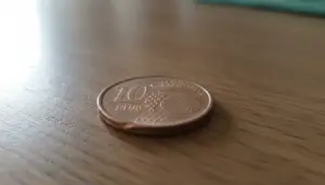 Moneta da 10 centesimi di euro del 2002 su una superficie in legno