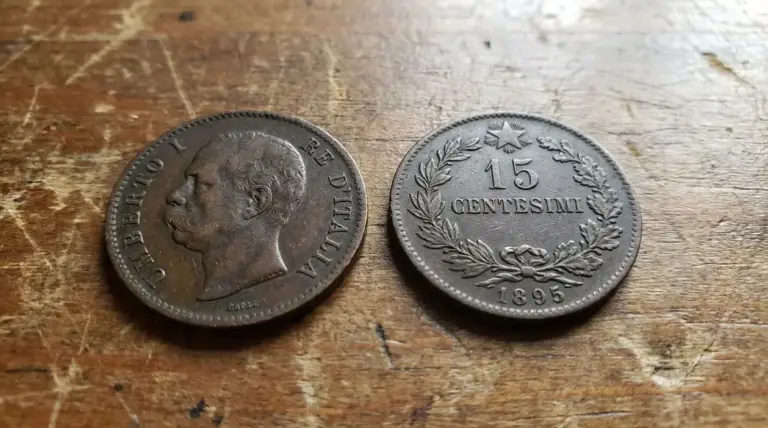 Moneta italiana da 15 centesimi con effigie di Umberto I e rovescio con valore e anno 1895 su tavolo in legno