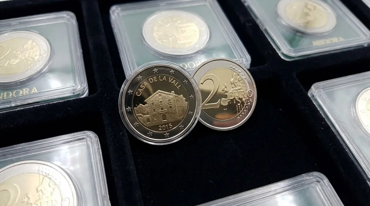 Moneta da 2 euro Andorra 2015 in custodia trasparente, con altre monete in capsule su vassoio di velluto
