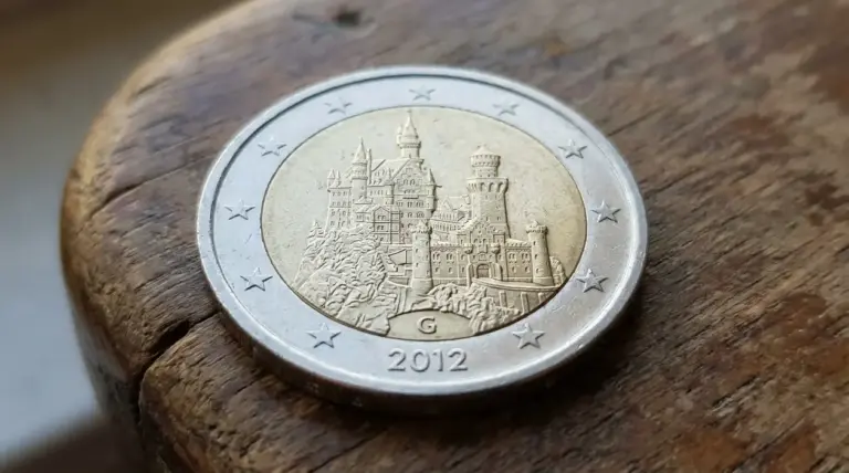 Moneta da 2 euro Germania 2012 con castello di Neuschwanstein e lettera G della zecca in primo piano