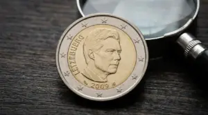 Moneta da 2 euro del Lussemburgo 2009 con ritratto sul dritto, accanto a una lente d’ingrandimento