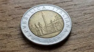Moneta da 500 lire bimetallica del 1982 della Repubblica Italiana fotografata su una superficie di legno