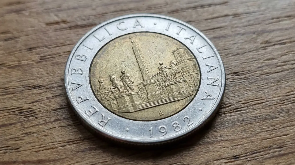 Moneta da 500 lire bimetallica del 1982 della Repubblica Italiana fotografata su una superficie di legno