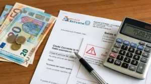 Documenti bancari con banconote in euro, penna e calcolatrice su tavolo, per controlli su conto corrente