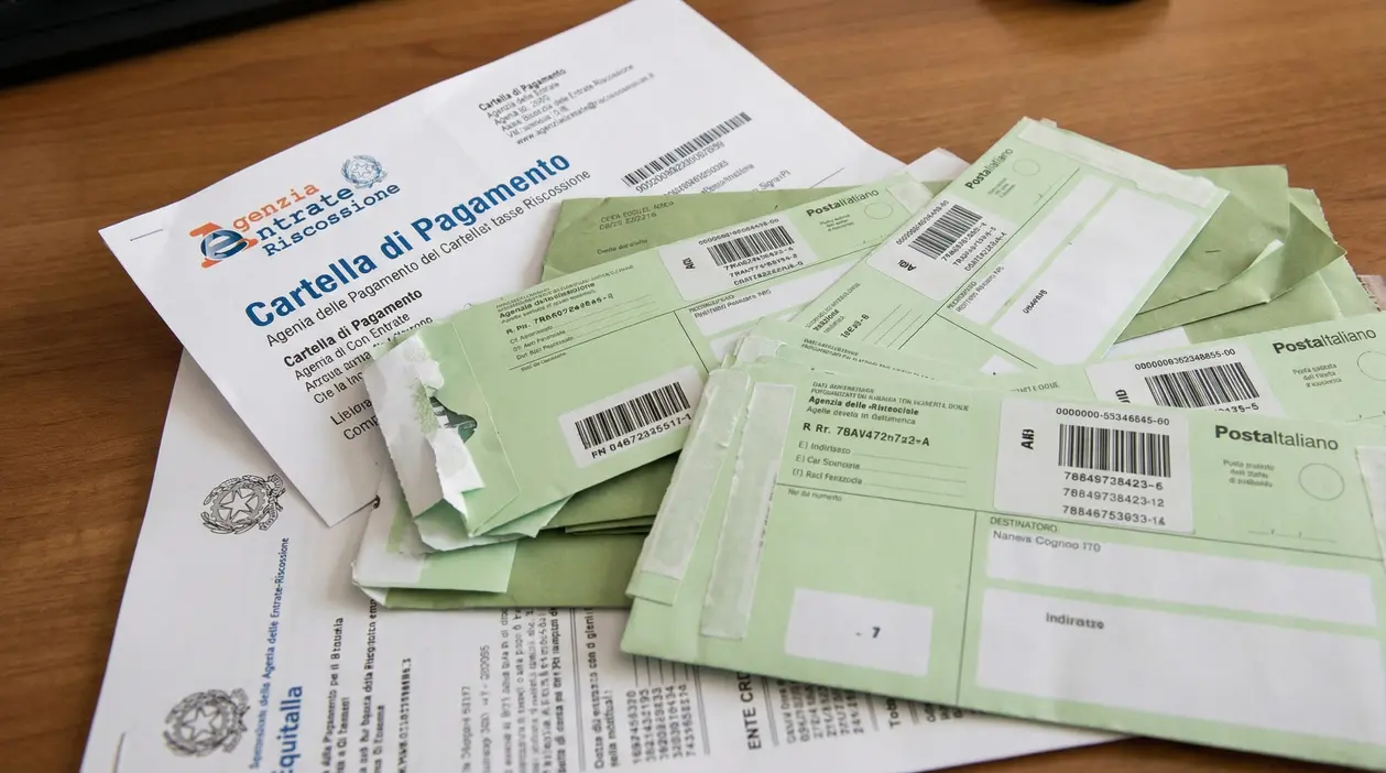 Documenti fiscali e avvisi di pagamento su una scrivania