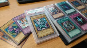 Carte Yu-Gi-Oh! da collezione con Blue-Eyes White Dragon in custodia protettiva e raccoglitore sul tavolo