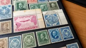Collezione di francobolli italiani d’epoca in un album, con diversi valori del Regno d’Italia e Poste Italiane