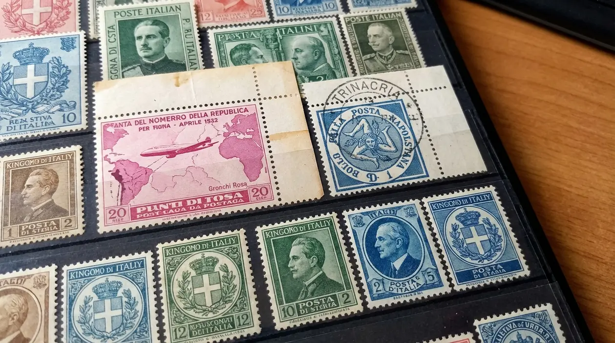 Collezione di francobolli italiani d’epoca in un album, con diversi valori del Regno d’Italia e Poste Italiane