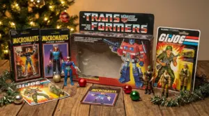 Giocattoli vintage anni ’80 con confezioni Micronauts, Transformers e G.I. Joe accanto all’albero di Natale