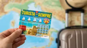 Mano che tiene un gratta e vinci Turista per sempre davanti a una mappa, con valigia sullo sfondo