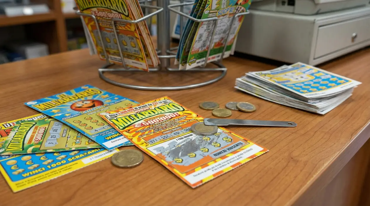 Gratta e vinci su un bancone di tabaccheria con monete, strumento per grattare e mazzi di biglietti