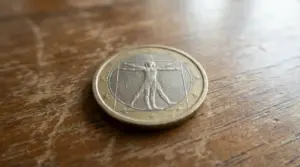 Moneta da 1 euro italiana appoggiata su un tavolo di legno, simbolo delle monete rare da collezione
