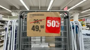 Stendibiancheria in esposizione in negozio con cartello promozionale e forte sconto sul prezzo