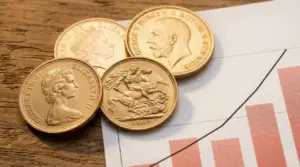Sterline d’oro appoggiate su un grafico finanziario, simbolo della quotazione e del valore aggiornato
