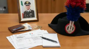 Berretto dei carabinieri con documenti, portafoglio e soldi su un tavolo, tema stipendio maresciallo