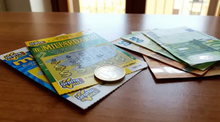 Gratta e vinci su un tavolo accanto a banconote in euro e una moneta, tema vincita e tasse